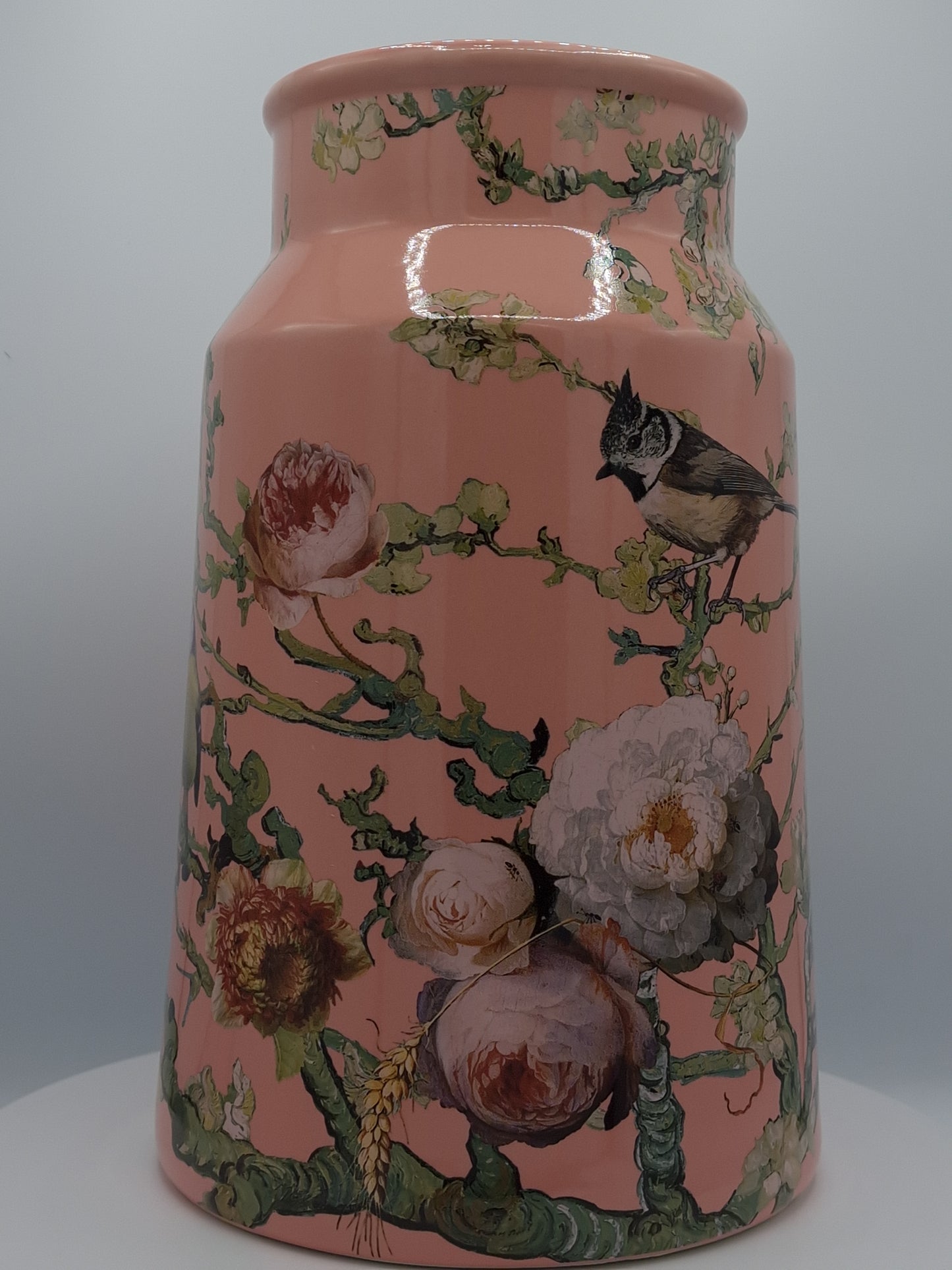 Decoratieve vaas met een romantisch ontwerp van bosvogels in roze tinten, perfect voor een bloemenarrangement.