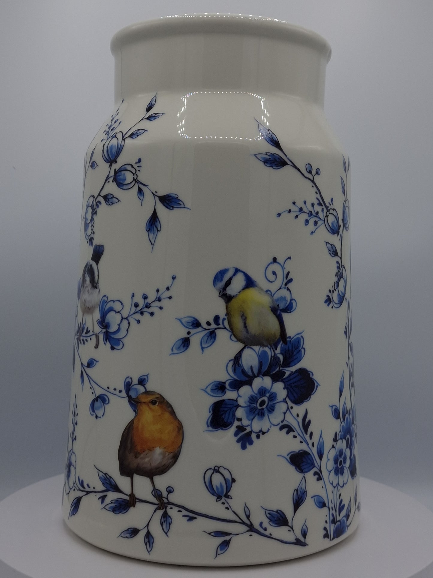 Keramische vaas met een serene afbeelding van bosvogels en flora, perfect voor elke bloemenarrangement.