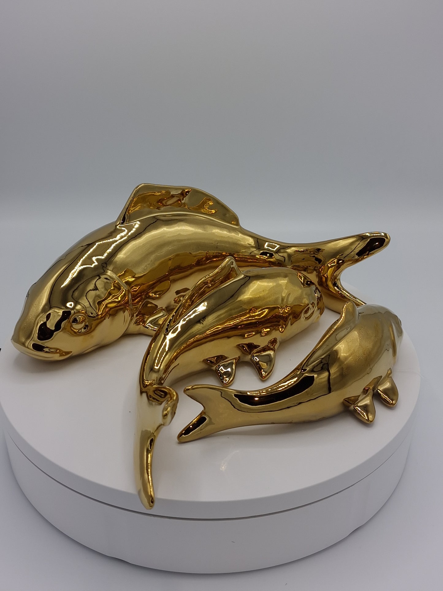 Sierlijke goudkleurige keramieken koi karper, 27 cm, voor aan de muur.