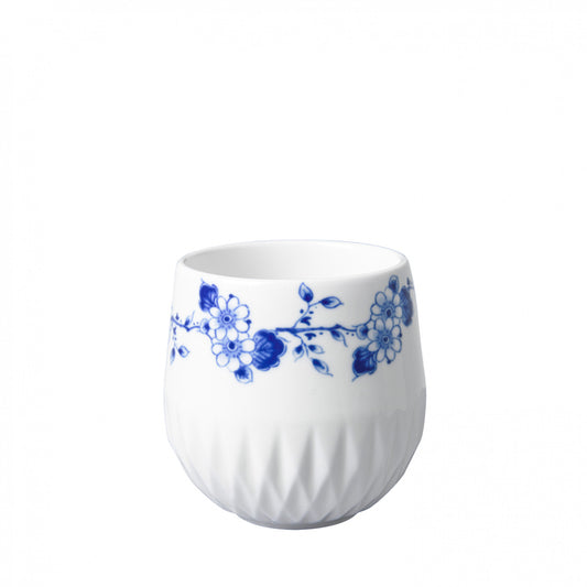 Blauw Vouw Espressokopje: Een elegant porseleinen ontwerp met bloemenmotieven, ontworpen door Romy Kühne voor een verfijnde koffie-ervaring