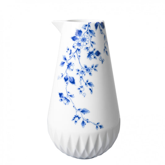 Blauw Vouw Kan: Een elegant porseleinen ontwerp met bloemenmotieven, ontworpen door Romy Kühne voor een verfijnde tafelsetting