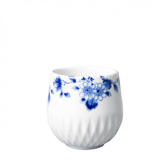 Blauw Vouw Koffiekop: Een elegant porseleinen ontwerp met bloemenmotieven, ontworpen door Romy Kühne voor een verfijnde koffie-ervaring.