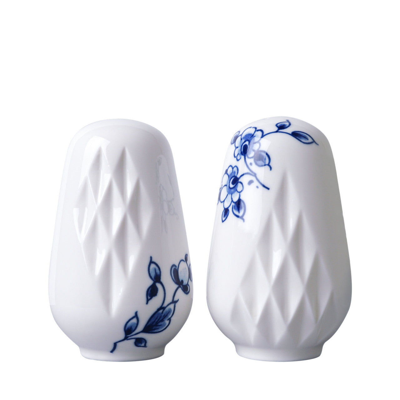 Blauw Vouw Peper- en Zoutstel: Een elegant porseleinen setje met bloemenmotieven, ontworpen door Romy Kühne voor een verfijnde tafelsetting