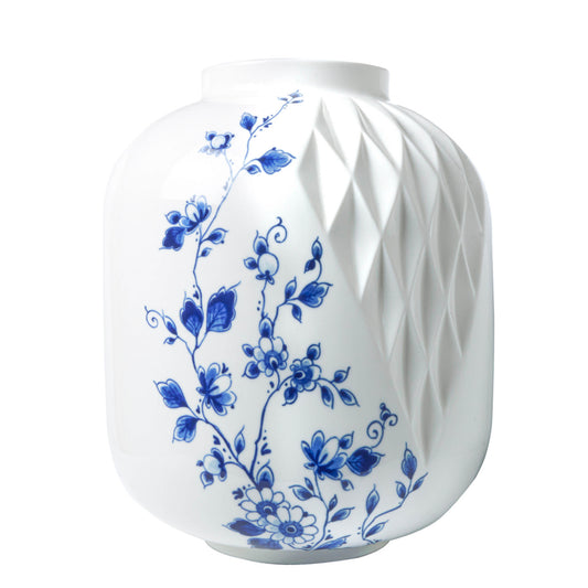 Blauw Vouw Vaas XL: Een elegant porseleinen ontwerp met bloemenmotieven, ontworpen door Romy Kühne voor een verfijnde interieurdecoratie