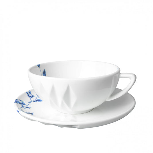 Kop en schotel van Blauw Vouw: een elegant blauw gevouwen ontwerp dat een moderne twist geeft aan klassiek servies