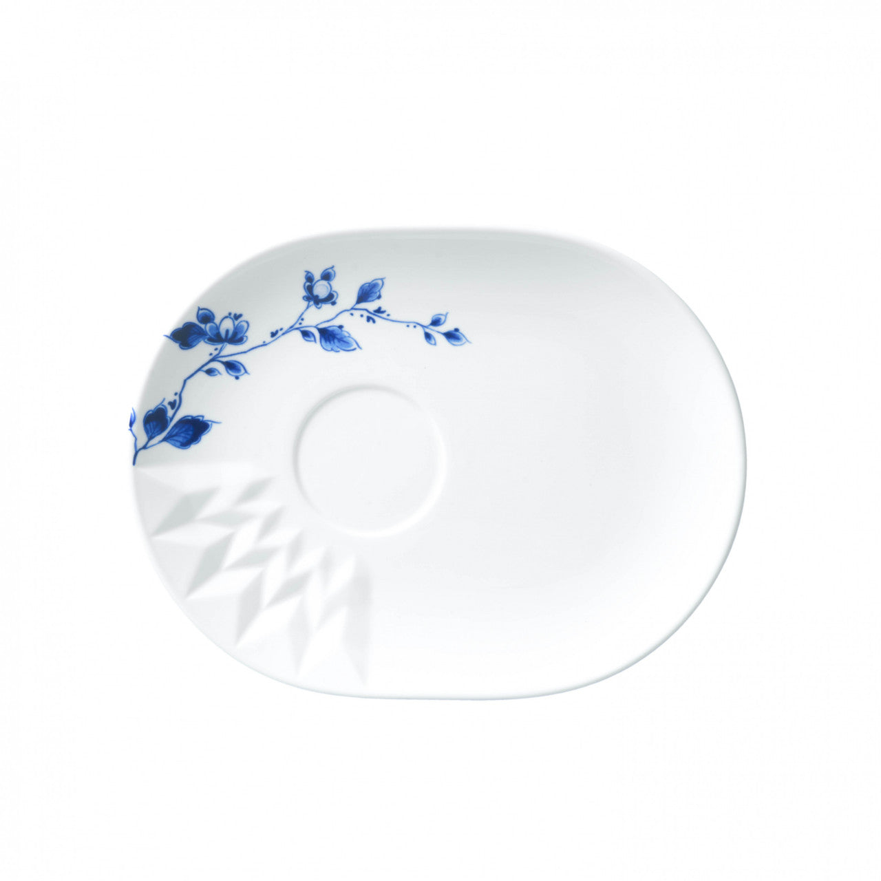 Multibordje Blauw Vouw: Een elegant porseleinen bordje met bloemenmotieven, ontworpen door Romy Kühne voor een verfijnde tafelsetting