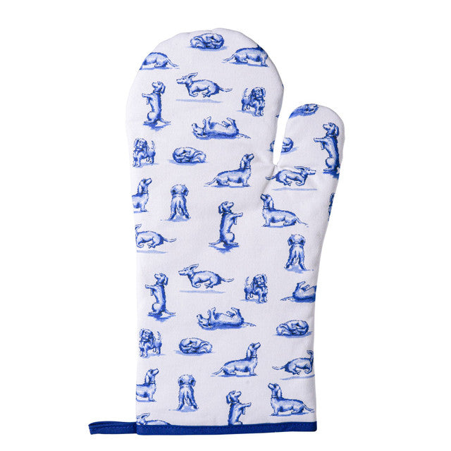 Luxe katoenen ovenwant met speelse teckel Nhaan die vrolijk speelt.