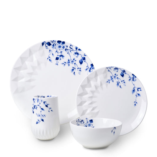 Serviesset Blauw Vouw 4-delig: Een elegante porseleinen collectie met bloemenmotieven, ontworpen door Romy Kühne voor een verfijnde eettafelsetting.