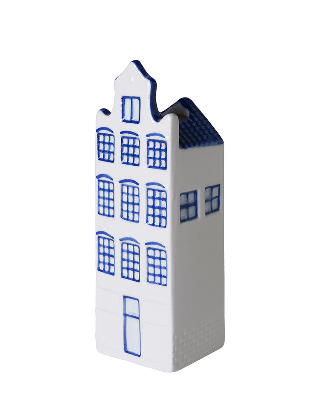 Delfts blauw vaasje van keramiek in de vorm van een grachtenpand met verhoogde halsgevel, 16,5 cm hoog