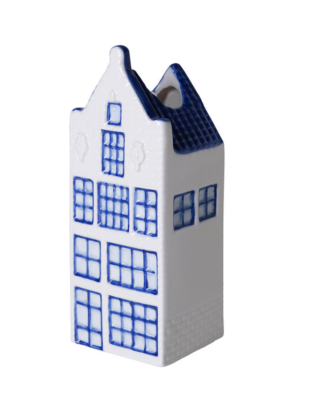 Keramieken Delfts blauw vaasje in de vorm van een grachtenpand met tuitgevel, 14 cm hoog