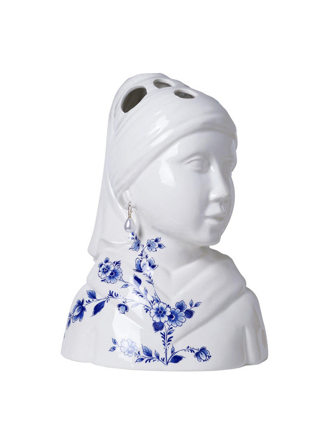 Vaas in de vorm van het Meisje met de parel, met Delfts blauwe bloemen en bloemenopeningen