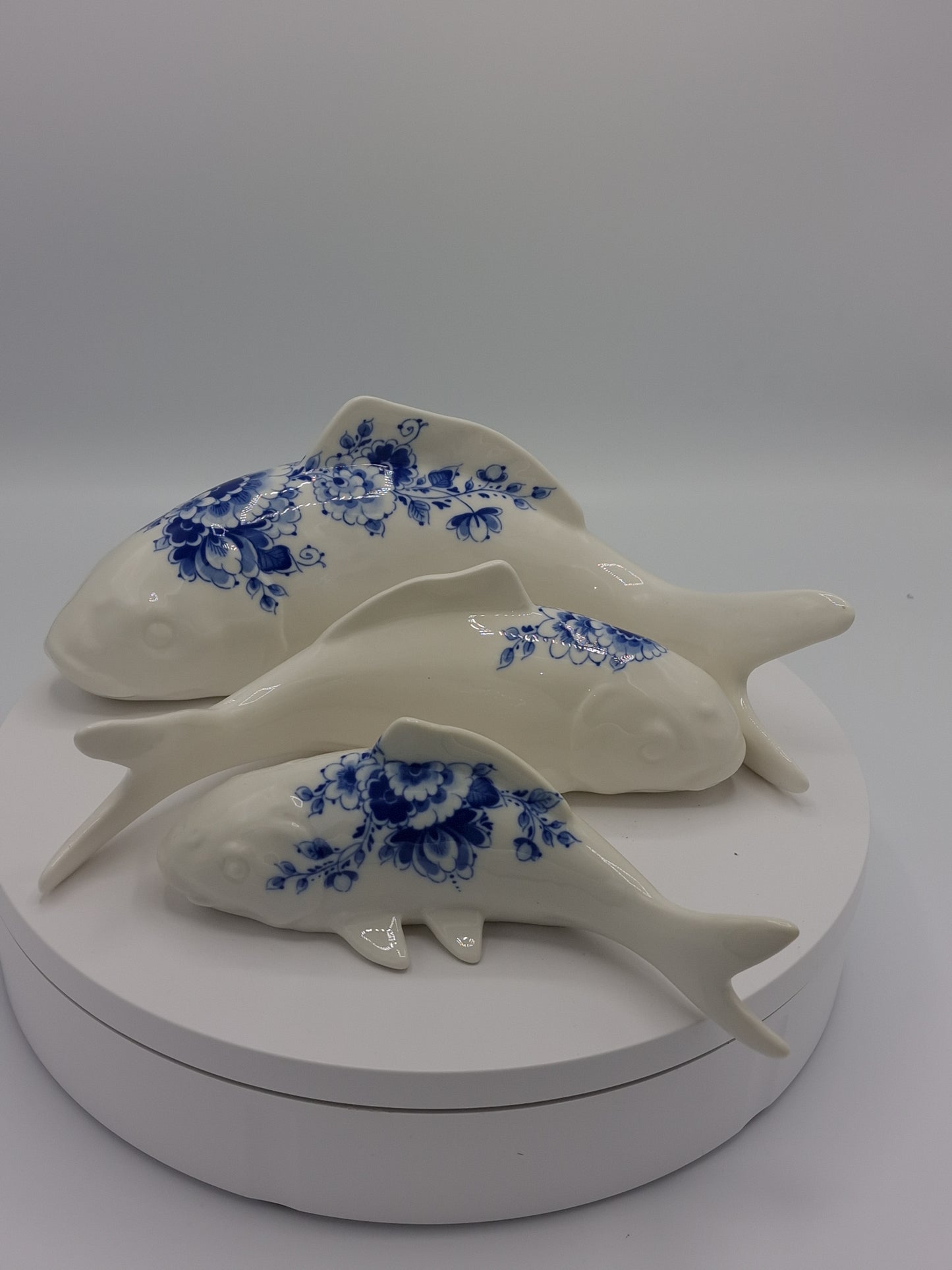 Handgemaakte keramieken koi karper met Delfts blauwe details, symbool van kracht en elegantie