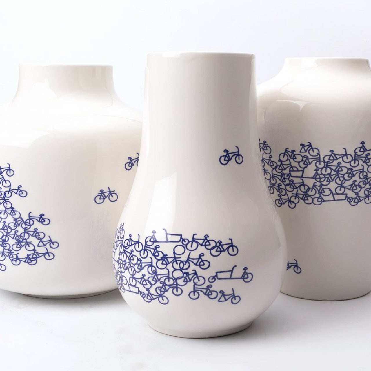 De Blauwe Fietsvaas Nr. 2 - een witte keramische vaas versierd met blauwe fietsjes, 21 cm hoog, ideaal voor bloemen of als decoratief stuk, geleverd in een geschenkverpakking