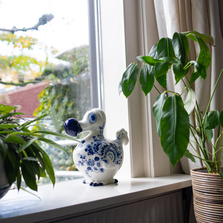 Zijaanzicht van De Blauwe Dodo, een exclusief Delfts blauw keramiek kunstwerk