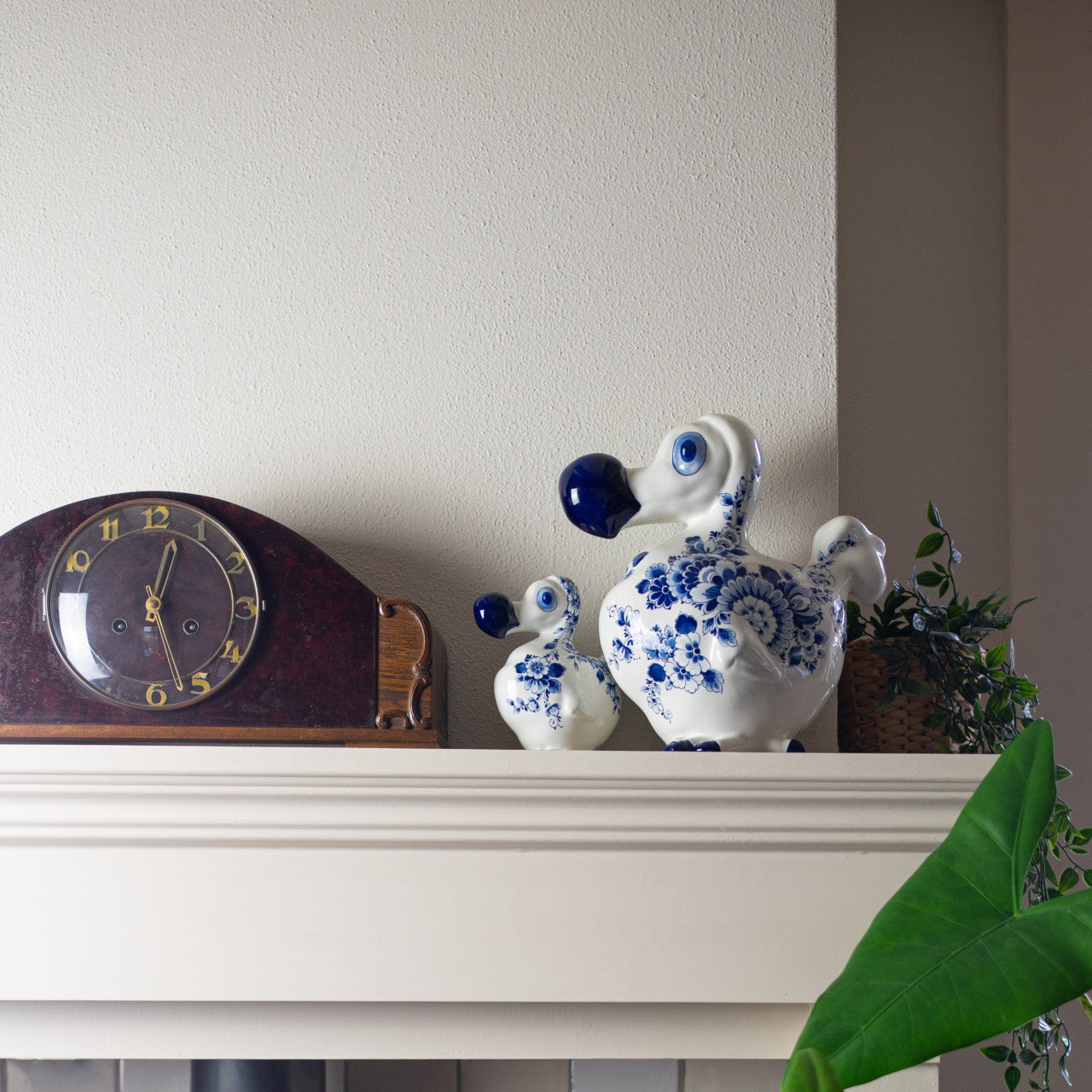 Zijaanzicht van Kerstornament De Blauwe Dodo, een uniek Delfts blauw kunstwerk voor de kerstboom