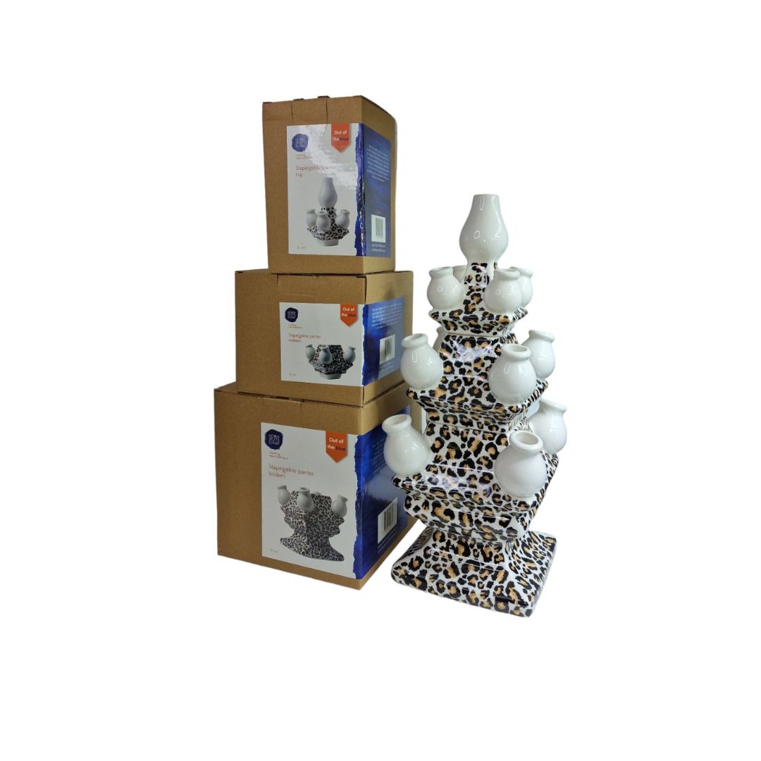 Stapelvaas 3-delig Panter, een gedurfde interpretatie van de klassieke tulpenvaas met een wilde panterprint, geleverd in opvallende verpakkingsdozen