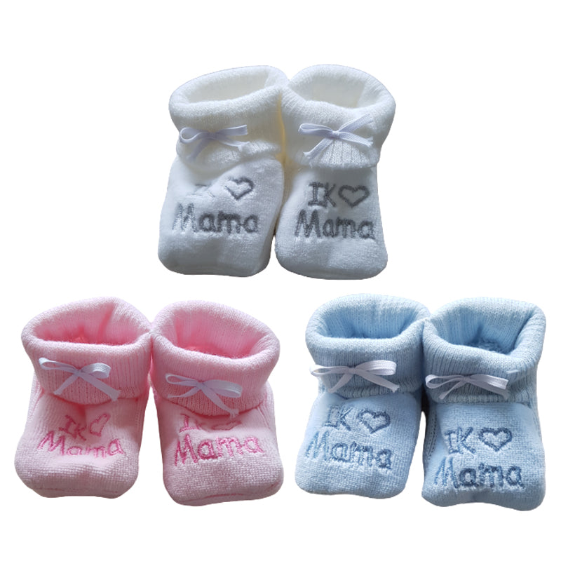 Schattige blauwe babyslofjes met de tekst 'Ik hou van mama', gemaakt van 100% acryl, perfect voor pasgeborenen en jonge baby's.