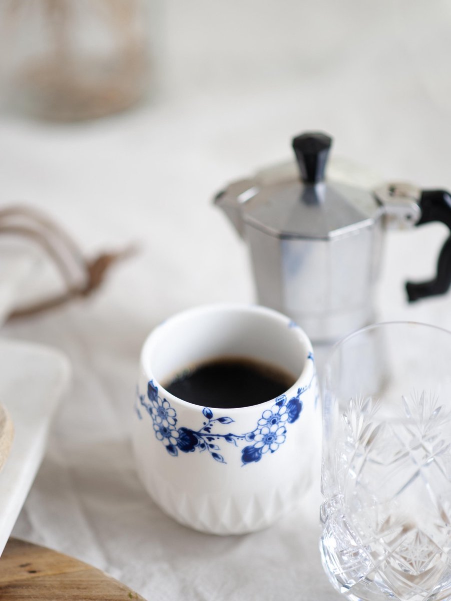 Set Blauw Vouw Koffiekopjes: Hoogwaardig porselein met een tijdloos design geïnspireerd door Hollandse en Aziatische tradities.