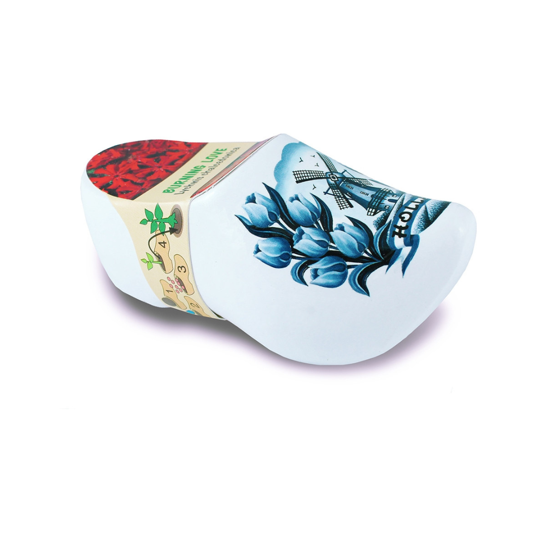 Witte klomp gevuld met brandende liefde zaadjes en potgrond