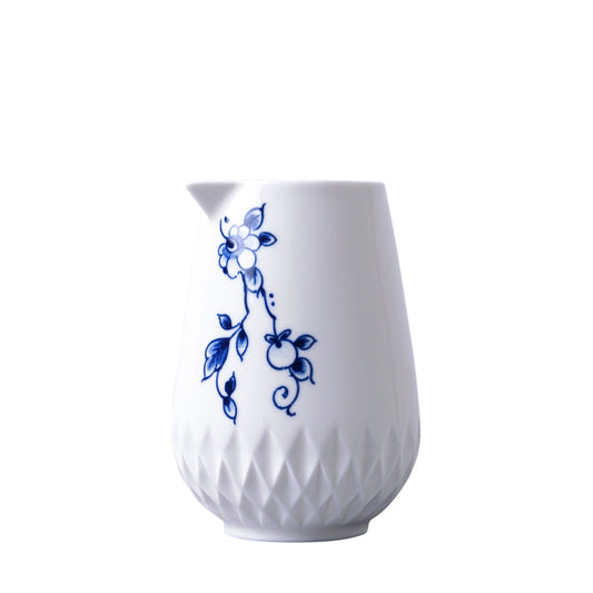 Blauw Vouw Melkkannetje - Een elegant handgemaakt ontwerp van Romy Kühne, voor het serveren van melk met een vleugje moderne finesse." Laat het me weten als dit naar wens is, of als je verdere aanpassingen wilt