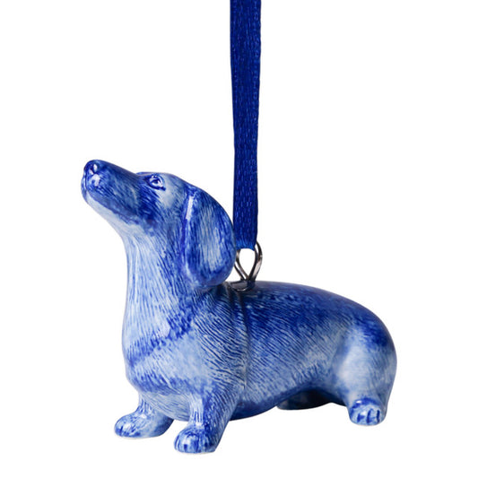 Delfts blauw keramieken kerstornament van zittende teckel Nhaan met blauw lintje, Sharing Moments
