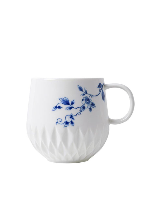 Blauw Vouw mok 350 ml – porseleinen koffiemok met oor en Delfts blauwe bloemendecor, ontworpen door Romy Kühne.