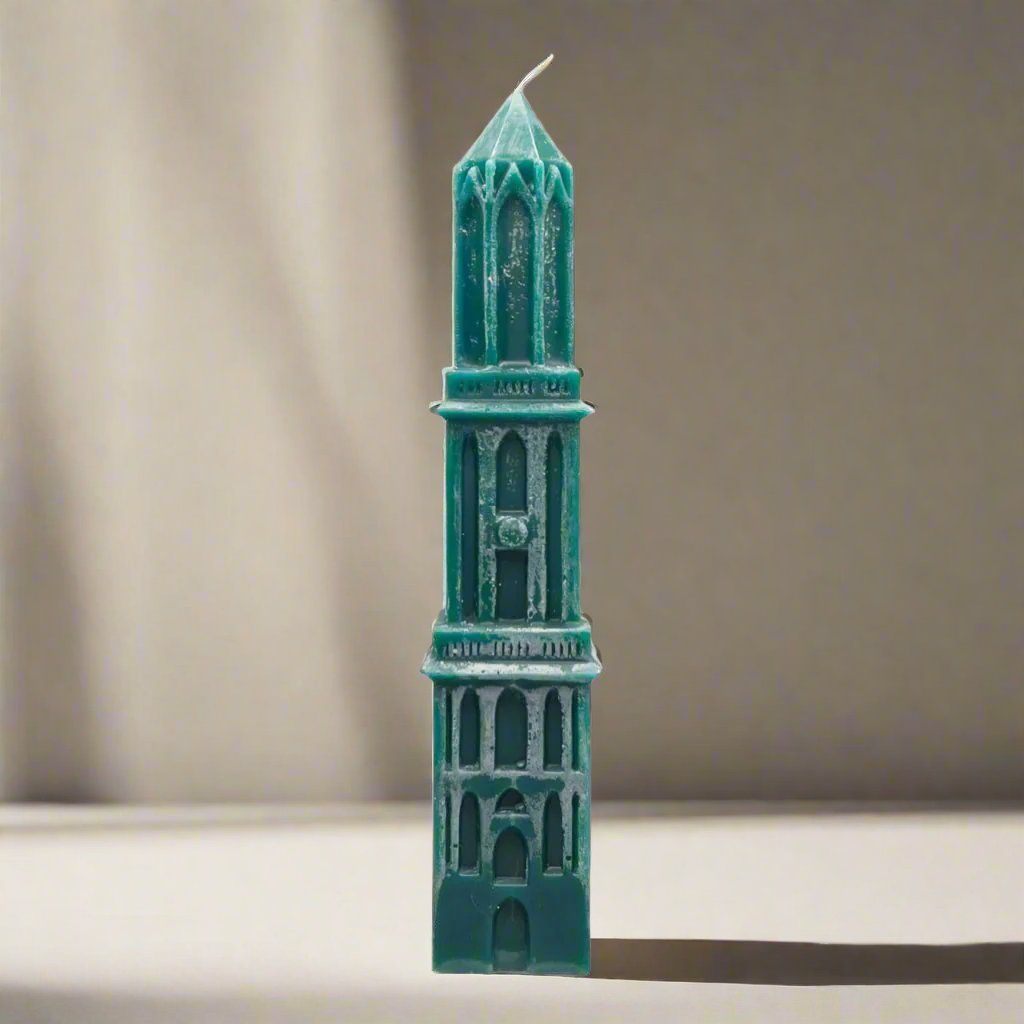 Een verzameling handgemaakte Domkaarsen van Domkaarsenutrecht.nl in verschillende kleuren en hoogtes. Elke kaars is uniek en straalt ambachtelijke kwaliteit uit.