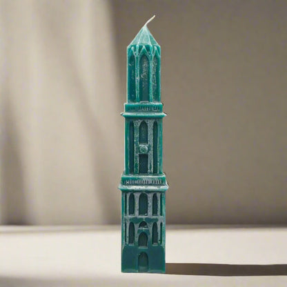 Een verzameling handgemaakte Domkaarsen van Domkaarsenutrecht.nl in verschillende kleuren en hoogtes. Elke kaars is uniek en straalt ambachtelijke kwaliteit uit.