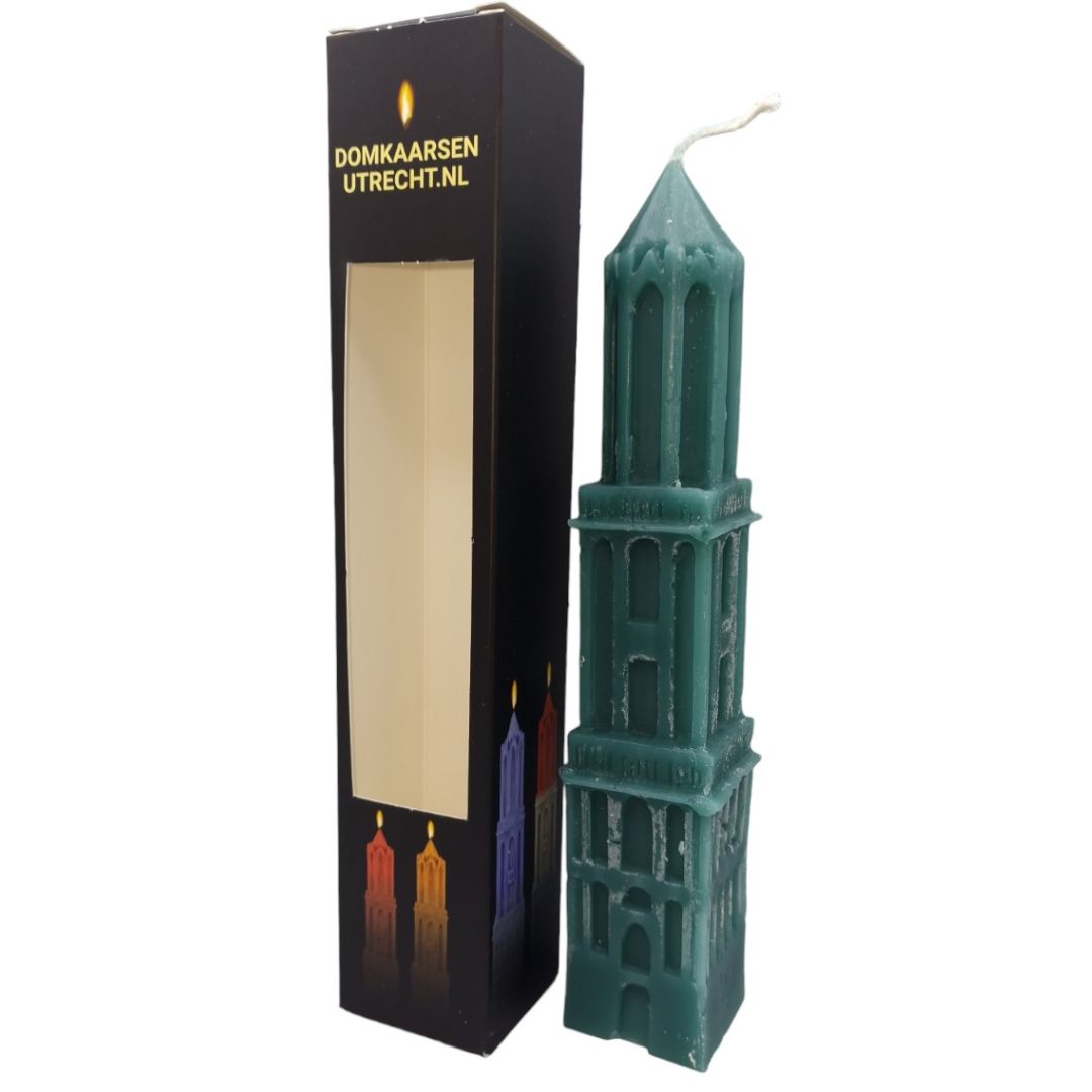 Een verzameling handgemaakte Domkaarsen van Domkaarsenutrecht.nl in verschillende kleuren en hoogtes. Elke kaars is uniek en straalt ambachtelijke kwaliteit uit.
