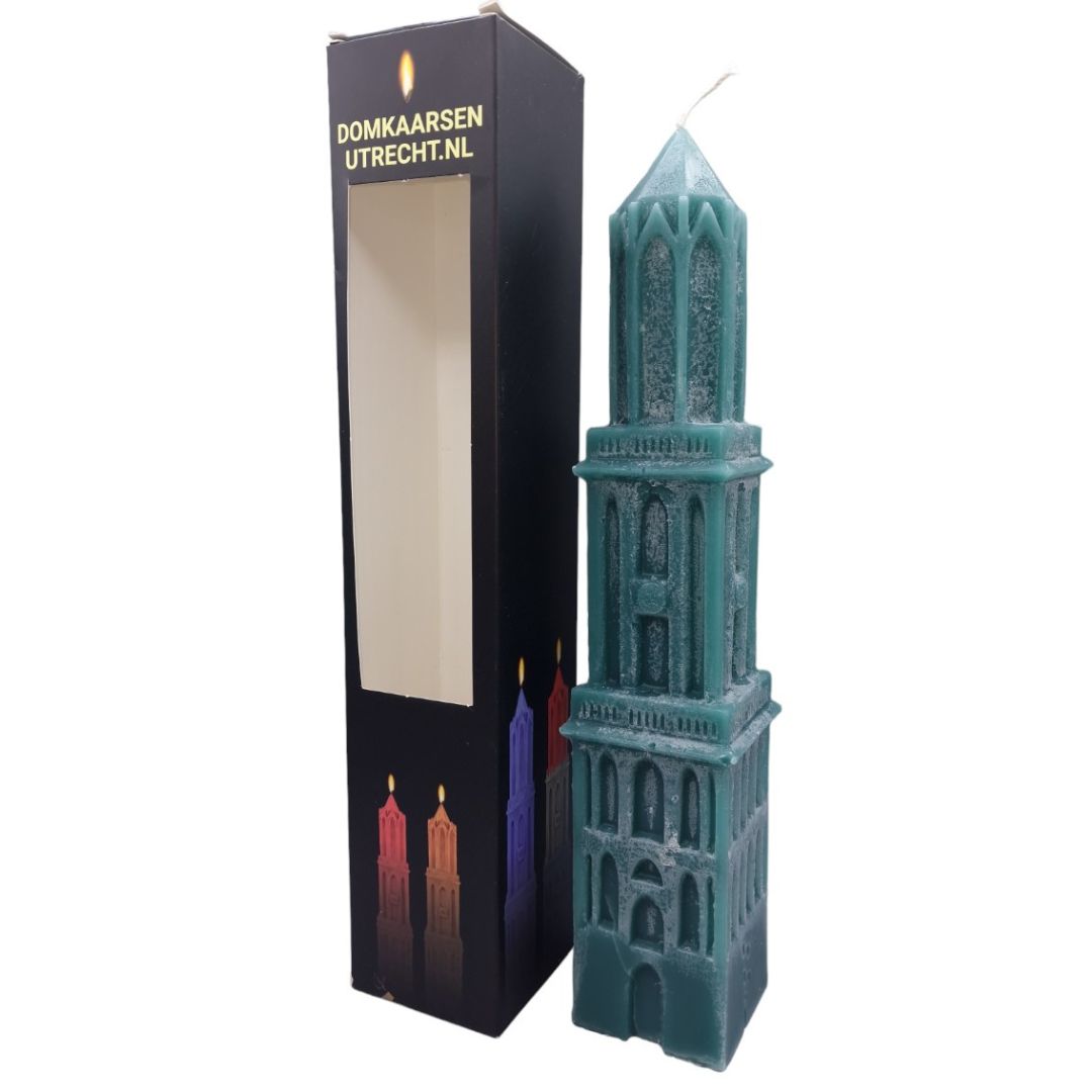 Een verzameling handgemaakte Domkaarsen van Domkaarsenutrecht.nl in verschillende kleuren en hoogtes. Elke kaars is uniek en straalt ambachtelijke kwaliteit uit.