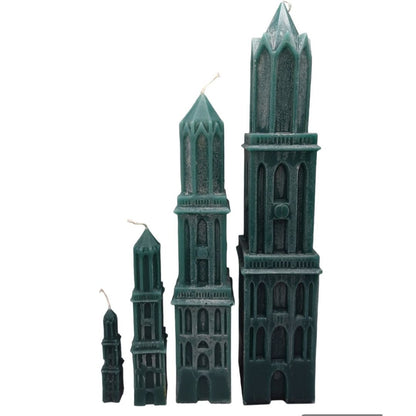 Een verzameling handgemaakte Domkaarsen van Domkaarsenutrecht.nl in verschillende kleuren en hoogtes. Elke kaars is uniek en straalt ambachtelijke kwaliteit uit.